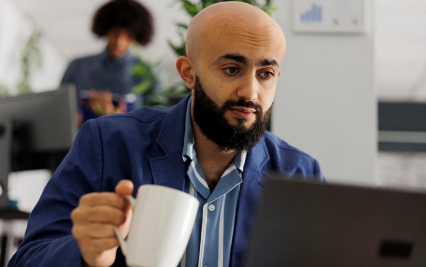 Equipo de trabajo colaborando en estrategias de contenido digital